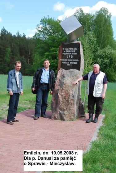 Członkowie WMGU przy pomniku w Emilcinie, 10 maja 2008. Na odbitce dedykacja.