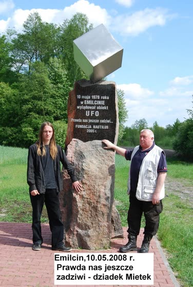 Przy pomniku w Emilcinie, 10 maja 2008.