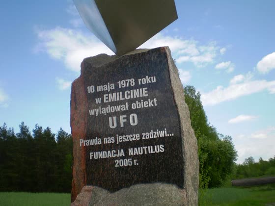 Tablica na głazie upamiętniającym zdarzenie z 1978 roku.