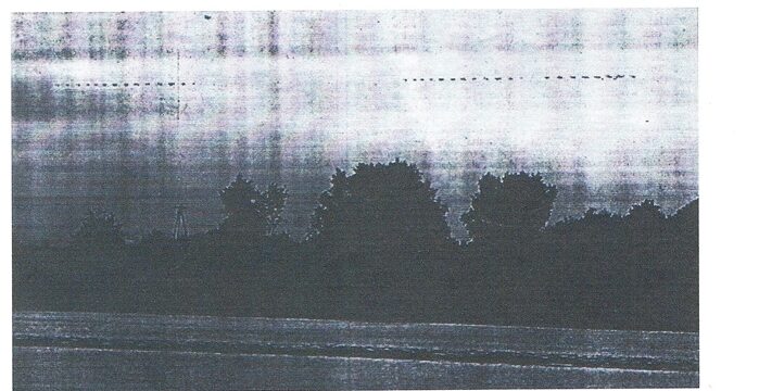 Ta sama fotografia zamieszczona w „Gazecie Olsztyńskiej” nr 227/1997, ze sztucznie pogrubionymi konturami obiektów.