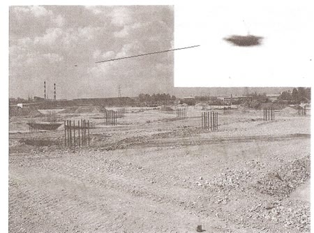 Zdjęcie z 8 maja 2006 z zaznaczonym torem i powiększeniem obiektu.