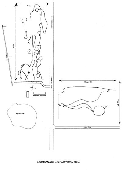 Agroznaki – Stawnica 2004: oba znaki na jednym szkicu. Pierwszy (155 m) z lewej, drugi (ok. 100 × 50 m) z prawej.