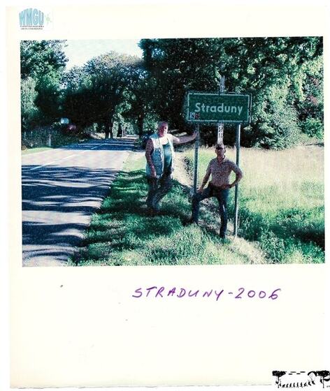Członkowie WMGU przy tablicy „Straduny”, lipiec 2006.