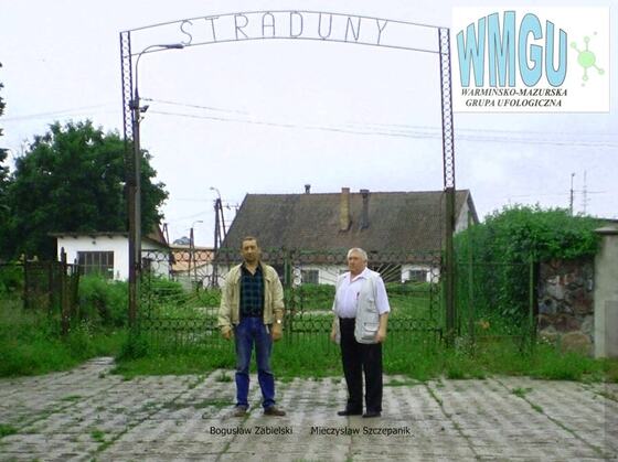 Członkowie WMGU przy bramie z napisem „Straduny”. Fot. WMGU